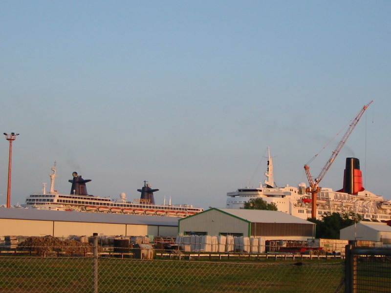 Norway and QE2 side by side