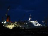 It's getting dark: Beautifully illuminated QE2