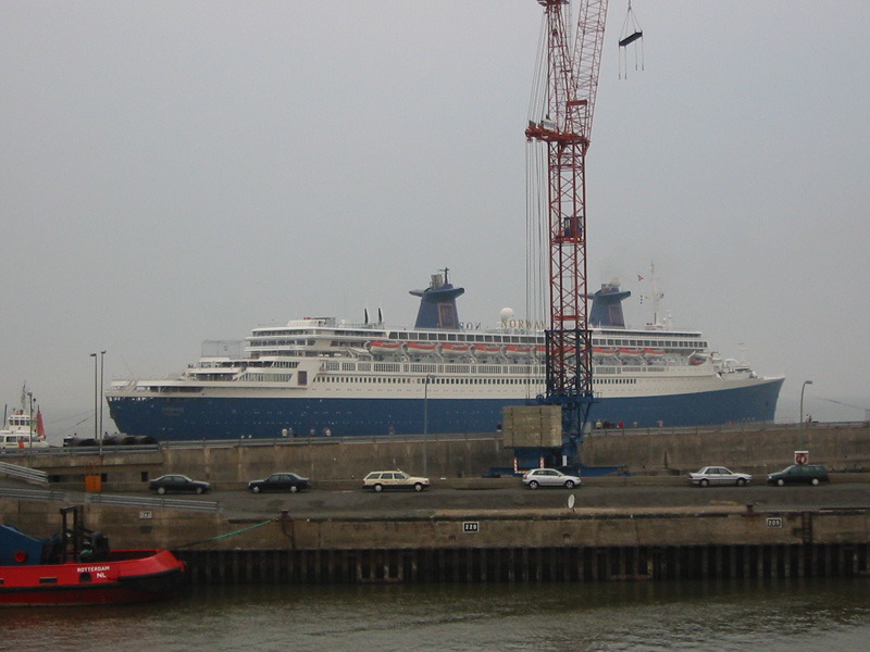 From now on the tugs pull her backwards towards the entrance of the harbour locks.