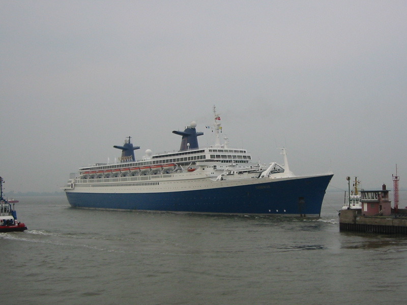 Here she is just in front of the entrance of the "Nordschleuse" (north locks).