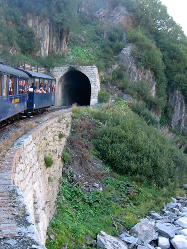 Auch die Tunnels sehen wie bei einer Modelleisenbahn aus