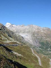 Rhonegletscher und Galenstock, daneben die Furkastraße und Belvedere