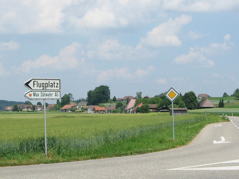 Das Dorf Bleienbach im Hintergrund, verräterische Hinweisschilder im Vordergrund