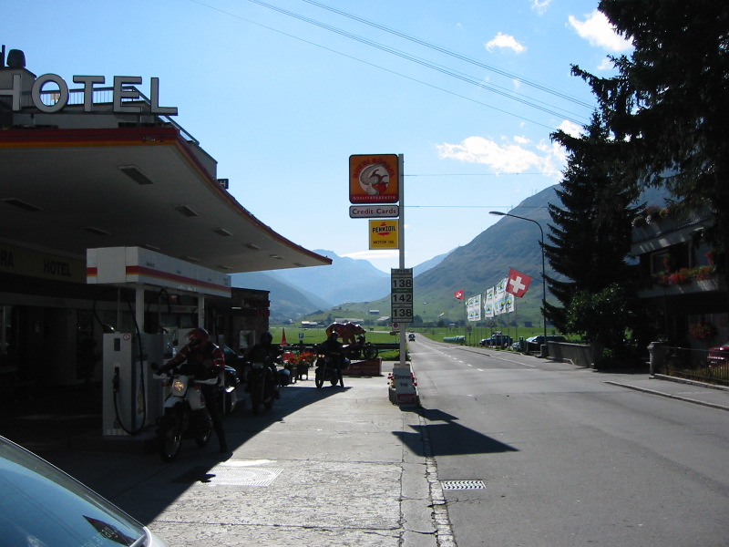 Dies ist ziemlich eindeutig die Tankstelle, an der Bond Tilly absetzt