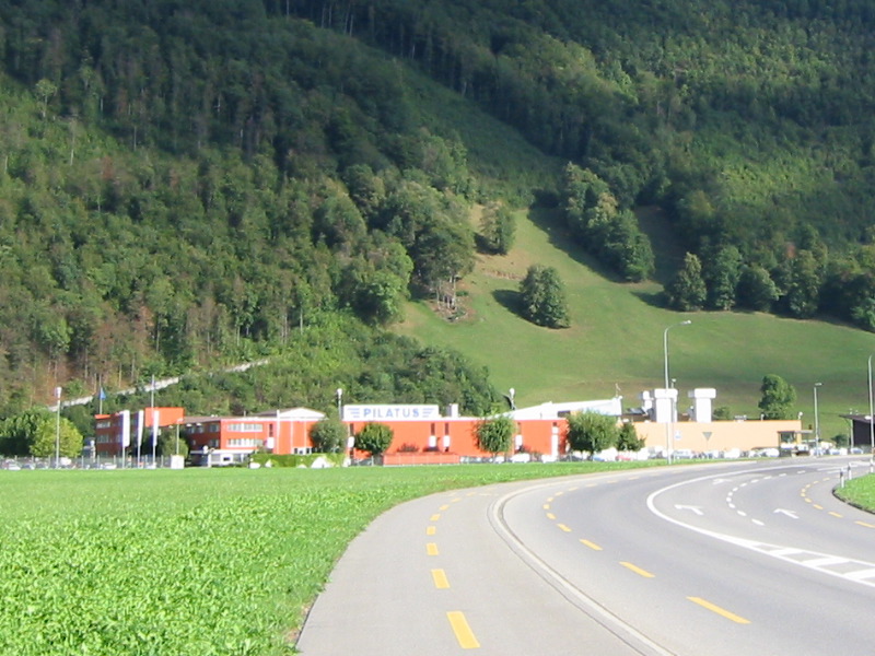 Auric Enterprises AG. Genaugenommen handelt es sich um die Pilatus Flugzeugwerke in Stans. Früher war es hier allerdings nicht so bunt