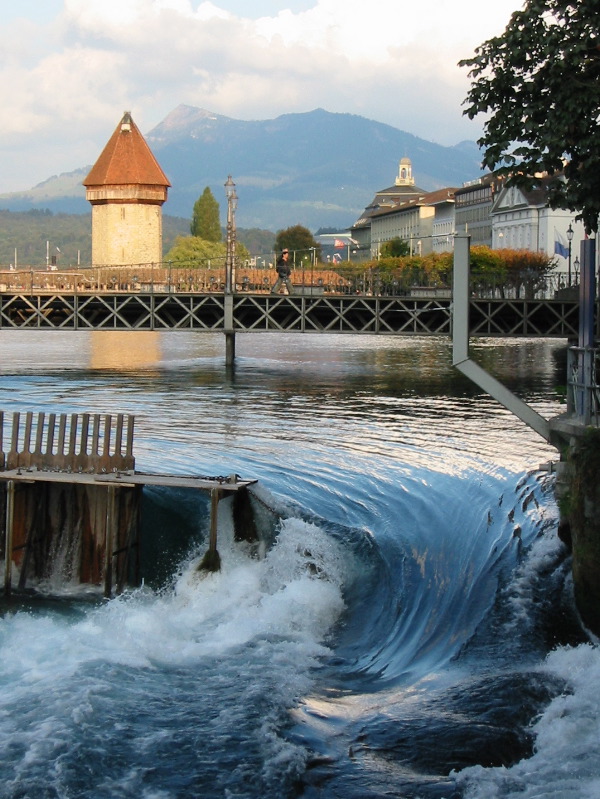 Mit dem "Nadelwehr" wird der Wasserstand des Vierwaldstätter Sees reguliert