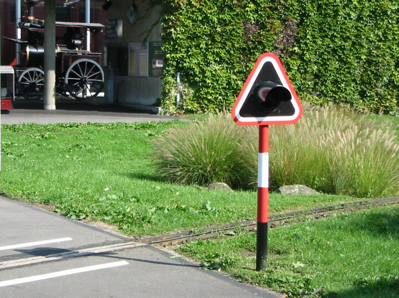 Es gibt sogar einen richtigen Bahnübergang