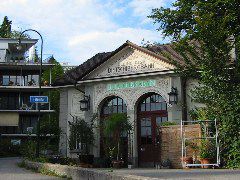 Unweit meines Hotels: Die ehemalige Talstation der Dietschibergbahn, jetzt ein Blumenladen