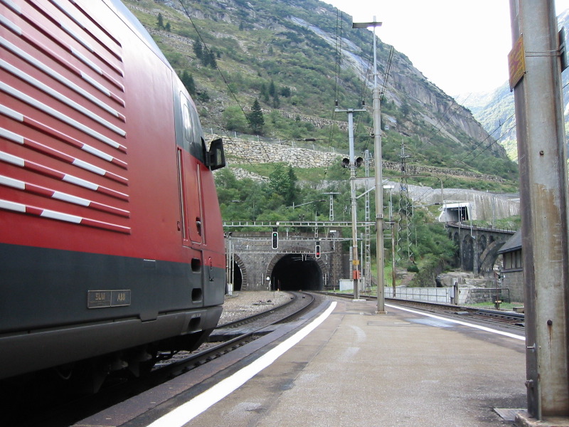 Ab Göschenen benutzen vernünftige Leute diverse Tunnels...