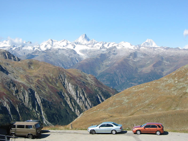 Der Blick in Richtung Rhonetal: Hier geht es gleich wieder steil hinab