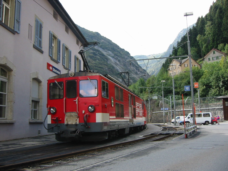 Auf dem Bahnhofsplatz wartet der Zug, den wir gleich wieder sehen werden...