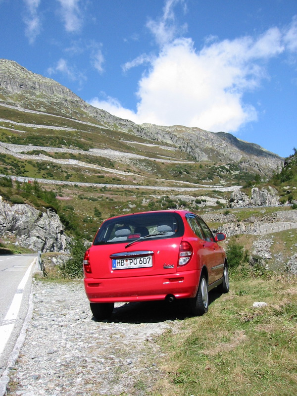 Hier quält sich das Auto die Straße von Oberwald nach Gletsch hinauf. Oben im Bild ist schon die Grimselstraße zu sehen