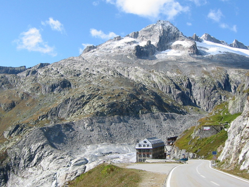 Und hier kurz oberhalb. Links vom Hotel der Rhonegletscher