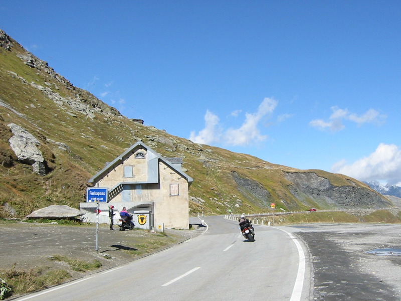 Den Furkapass kennen wir ja schon, aber nicht bei so schönem Wetter. Und zwar auf beiden Seiten :)