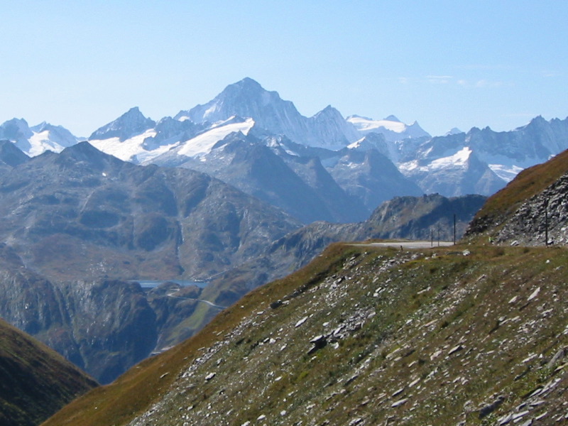 Blick vom Furkapass auf den See an der Grimselpasshöhe