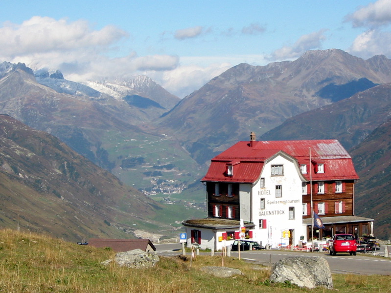 Kurz von Realp ein einsames Hotel. Im Hintergund sieht man Andermatt