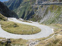 Diese etwas kurvige Straße hat ein wunderschönes Kopfsteinpflaster