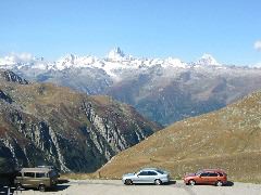 Der Blick in Richtung Rhonetal: Hier geht es gleich wieder steil hinab