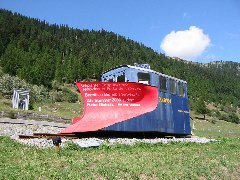 Oberwald: Ein alter Schneepflug kündigt die Dampfbahn Furka-Bergstrecke (DFB) an