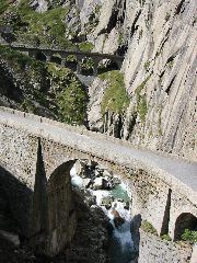 Die alte Teufelsbrücke, hinten die Bahn. Ja, ich halte die Kamera gerade :)