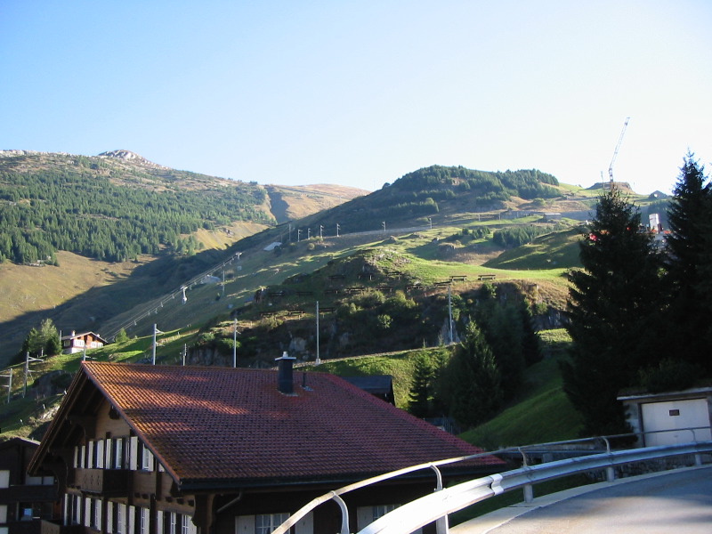 Straße und Furka-Oberalp-Bahn müssen zunächst diesen Hang hinauf