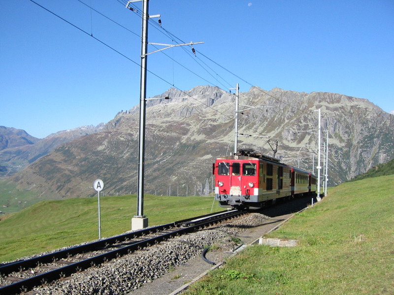 Dieser Zug hat gleich das Ende der Zahnstange und damit der steilen Auffahrt erreicht