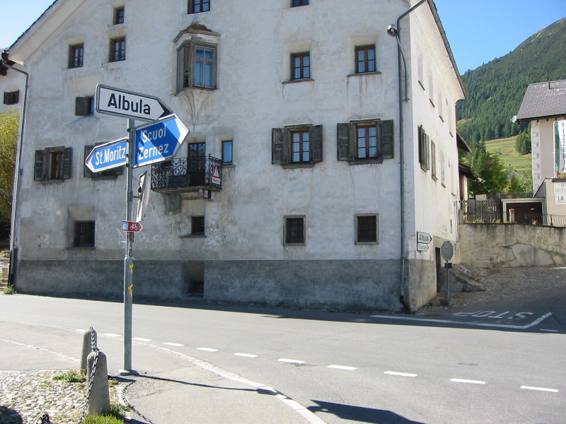 Nach einem relativ kurzen Abstieg ist die Passtraße in La Punt zu Ende