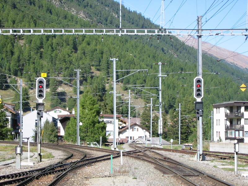 Links geht es Richtung Albula, rechts durchs Engadin nach Scuol