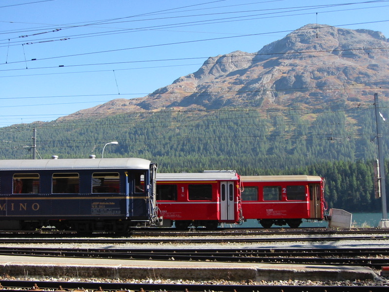 Drei RhB-Wagen werfen sich in Pose