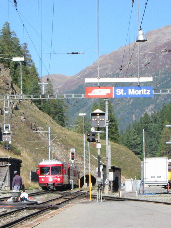 Ein Zug aus dem Engadin verläßt gerade den Tunnel an der Bahnhofseinfahrt