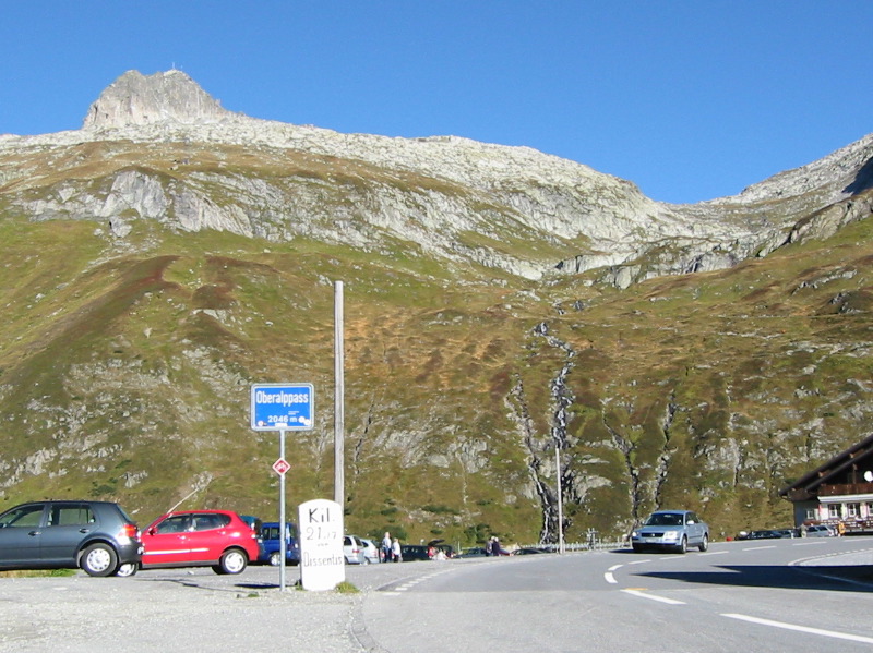 Das kleine, rote Auto hat einen weiteren (wenn auch recht niedrigen) Alpenpass erklommen