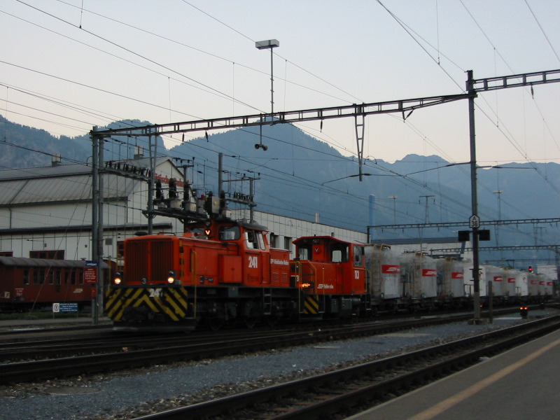 Hier rauscht ein Zug mit Mohrenköpfen durch den Bahnhof