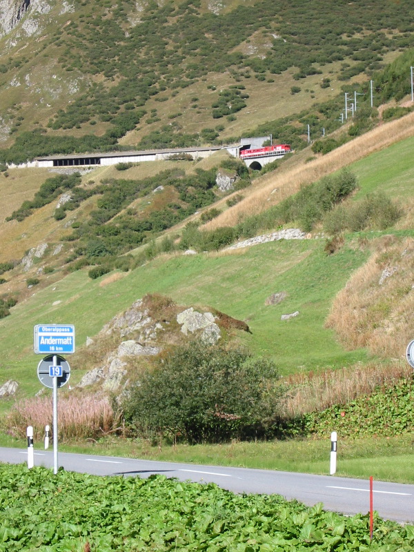 Die Straße ist schon weit unten, die Bahn noch oben am Hang