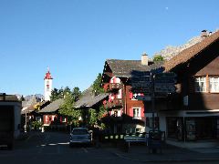 In Andermatt beginnt die Oberalp-Passtraße. Leider steht das Schild ein wenig im Schatten...