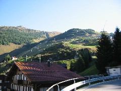 Straße und Furka-Oberalp-Bahn müssen zunächst diesen Hang hinauf