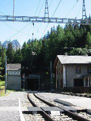 ...denn ab hier fährt die Bahn geradeaus durch diesen Tunnel ins Engadin