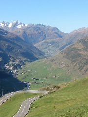 Blick zurück ins Urserental, am Horizont der Furkapass