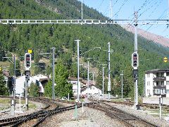 Links geht es Richtung Albula, rechts durchs Engadin nach Scuol