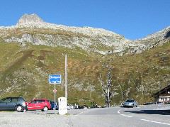 Das kleine, rote Auto hat einen weiteren (wenn auch recht niedrigen) Alpenpass erklommen