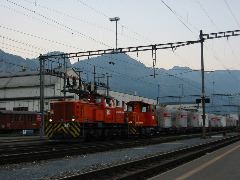 Hier rauscht ein Zug mit Mohrenköpfen durch den Bahnhof