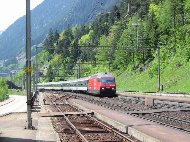 Dann, in der Gegenrichtung, durch den Bahnhof...