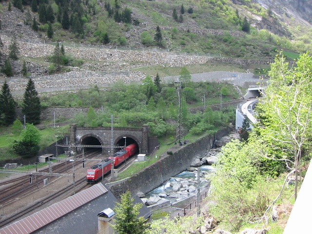 Das Nordportal des Gotthard-Tunnels. Man beachte die DB-Loks...