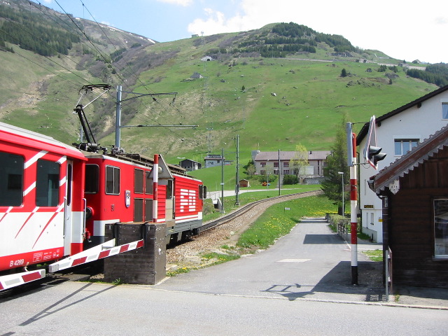 Gleich nach dem Bahnhof geht es steil hinauf