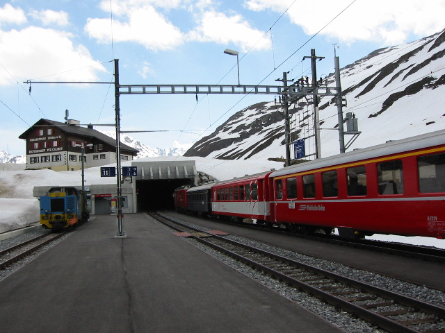 Durch diesen Tunnel geht es dann wieder hinab