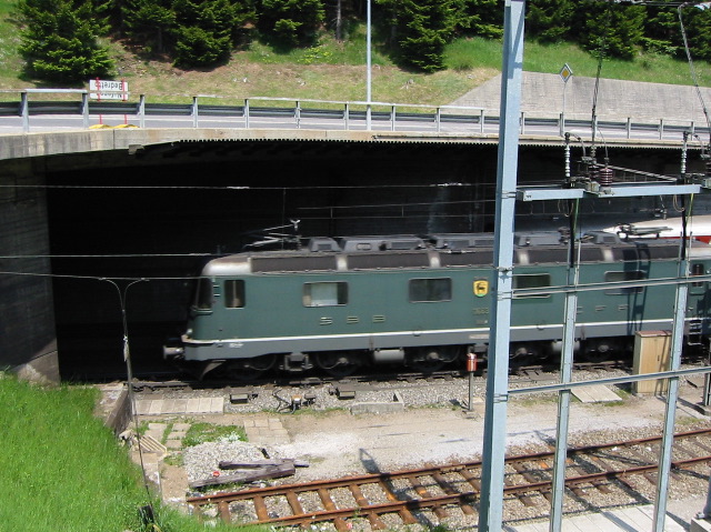 Dieser Zug fährt gerade in den Gotthardtunnel