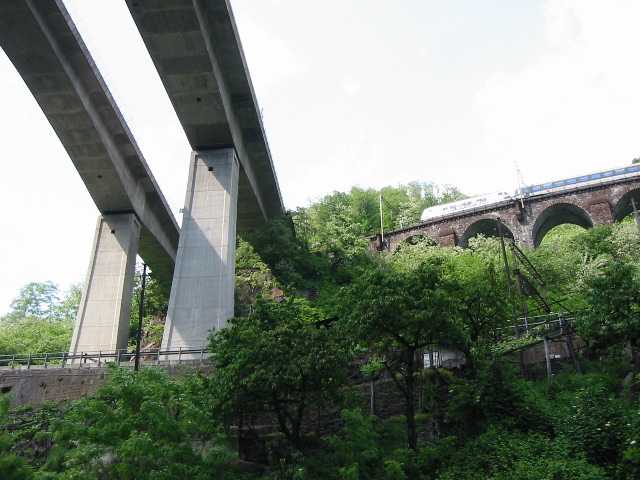 Die Eisenbahn muß sich hier in drei Ebenen den Hang hocharbeiten, während die Autobahn "einfach" das Tal überquert