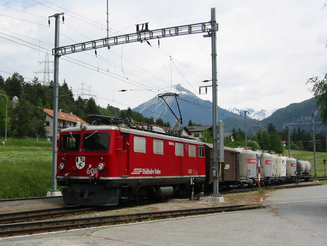 Bei der Rhätischen Bahn: Ein kleiner Güterzug in Surava