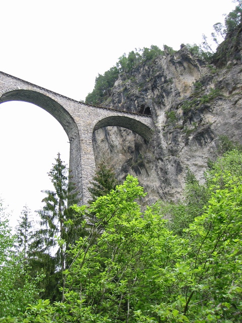 Kurz vor Filisur führt dieses sehr bekannte Viadukt über den Landwasser