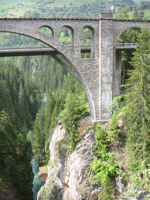 Hier ist die Brücke nicht so hoch, dafür das Tal umso tiefer