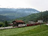 Nachdem der entgegenkommende Zug die Station passiert hat...